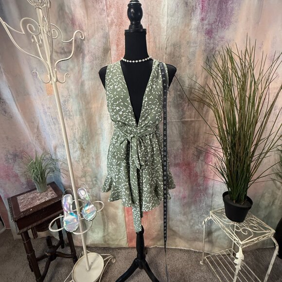 📌Twenty Ten Wear It Your Way Sexy Flirty Floral Romper with Beautiful Backside - Picture 7 of 16